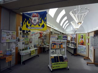 上山市立図書館での展示の様子