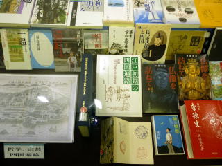 えひめ資料室収集資料展の様子