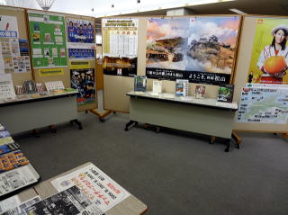 上山市立図書館での展示の様子